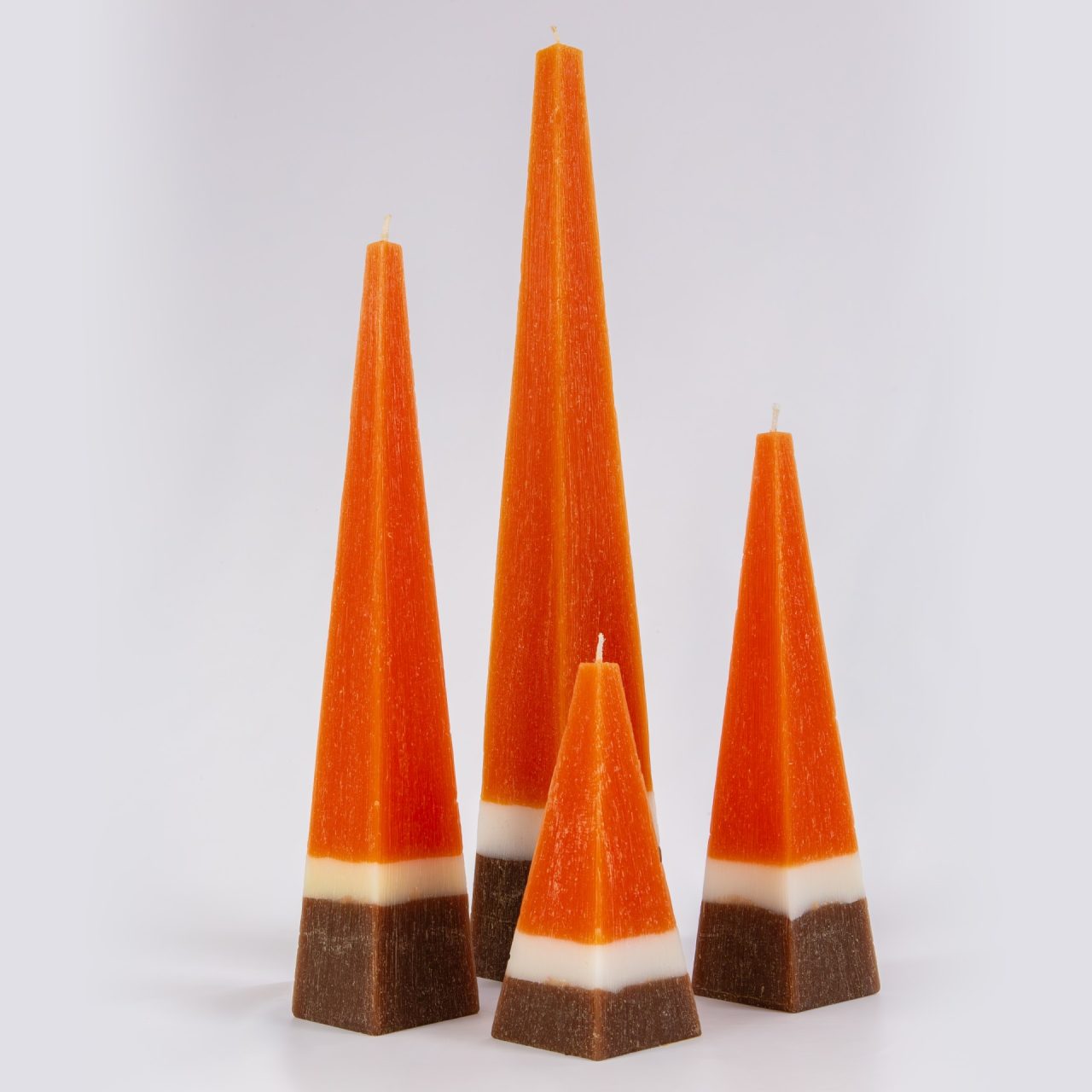 Juego de cuatro pirámides naranja y marrón