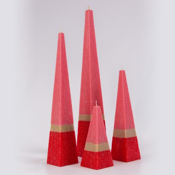 Juego de cuatro pirámides rosa y rojo