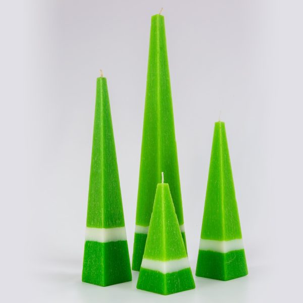 Juego de cuatro pirámides verde claro y verde oscuro