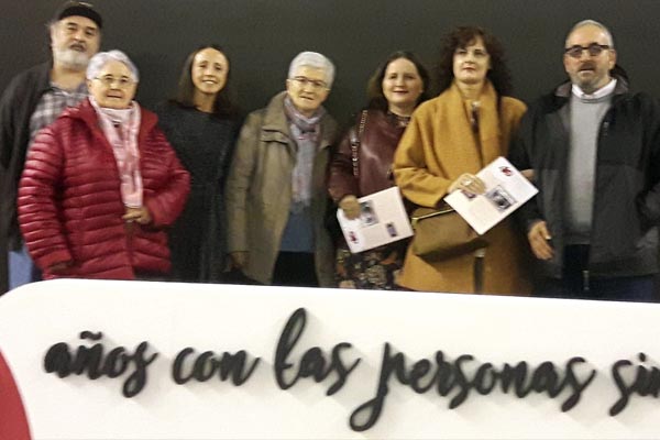 Representantes de Albergue Covadonga y Asociación Albeniz junto con las Hermanas galardonadas