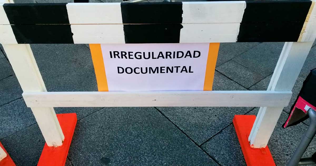 Una vaya con el texto "Irregularidad documental"
