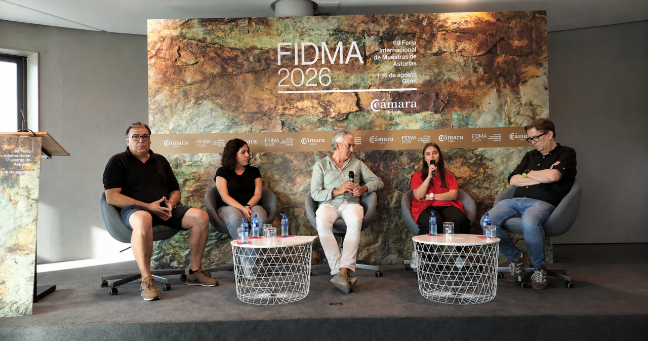 Imagen tomada en la jornada varias personas en la mesa redonda